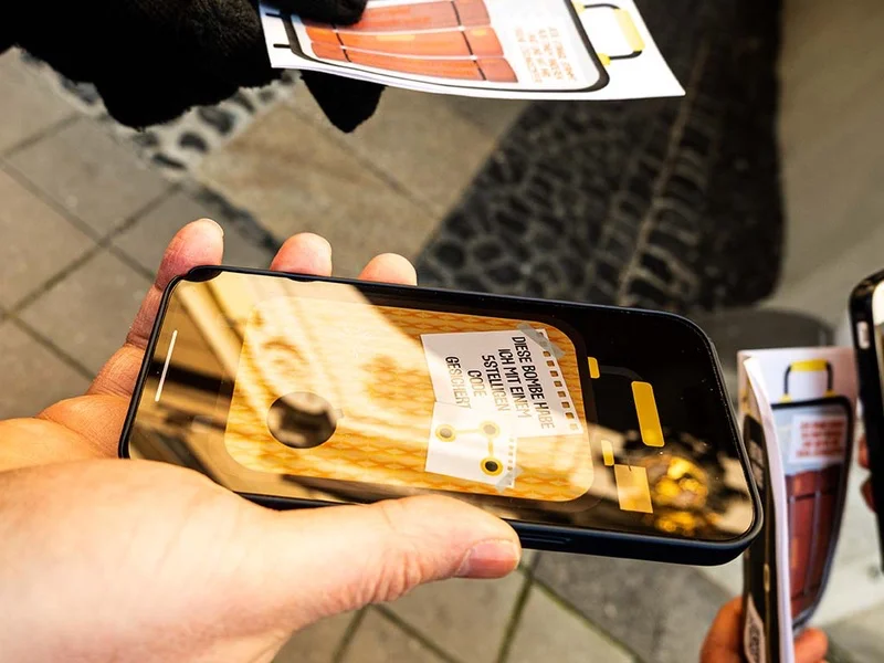 Die erste Kofferbombe finden Und siehe da, plötzlich zeigt mir mein Handy die erste Kofferbombe. Wir haben sie gefunden.