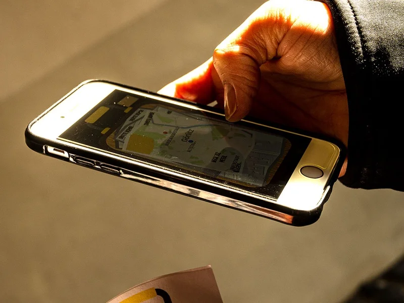 Die erste Kofferbombe finden Die Lösung finden wir relativ schnell und geben sie hoffnungsvoll ins Handy ein.