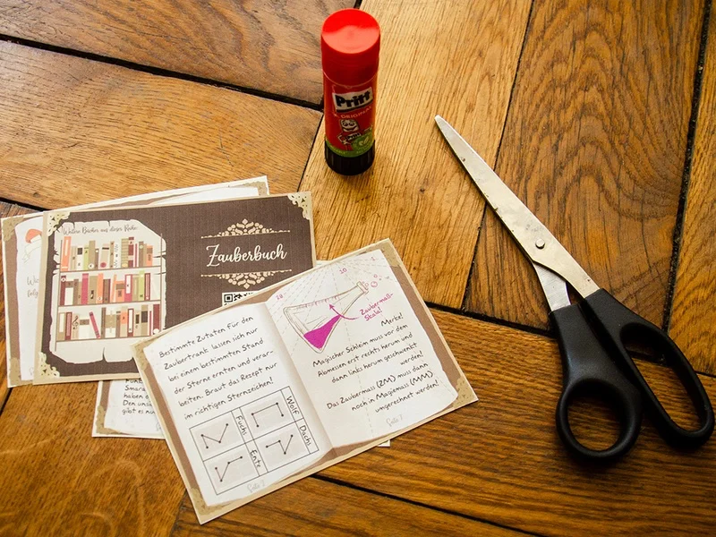 Das Zauberbuch basteln Da es sich bei der Schatzkarte um ein Zauberbuch handelt, muss ich die 4 Seiten noch ausschneiden ...