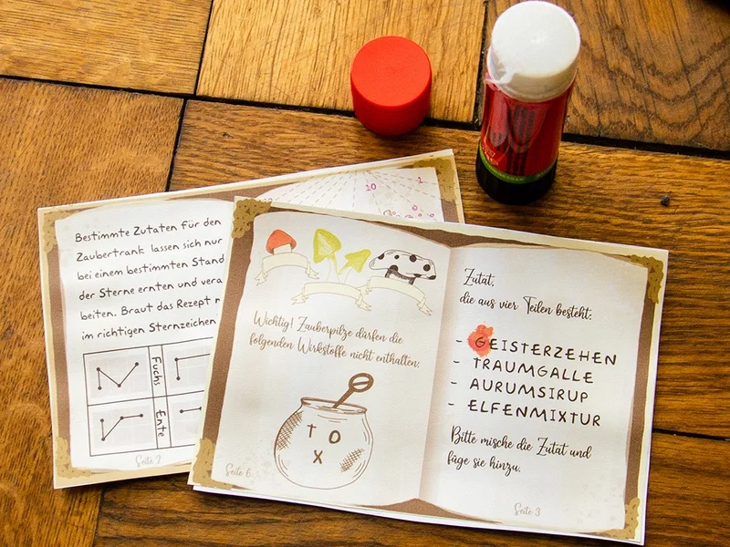 Das Zauberbuch basteln ... je zwei Seiten aufeinanderkleben, in der Mitte falten ...