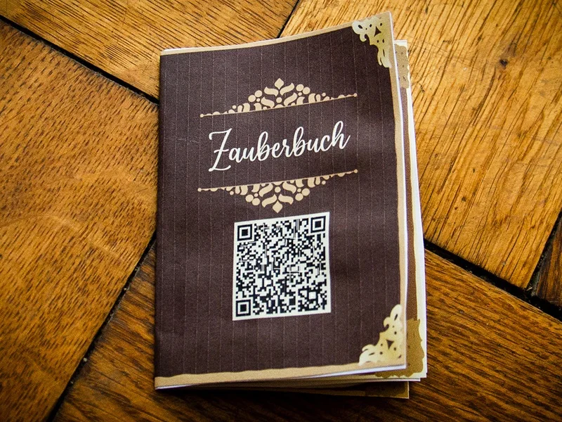 Das Zauberbuch basteln ... und ineinander stecken. Fertig.