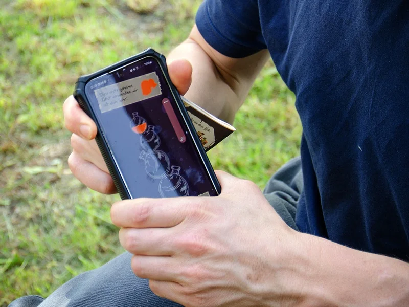 Die Handy-Funktionen nutzen Die Lautstärke-Tasten helfen nicht. Aber was macht denn dieser Fleck dort auf dem Handy?