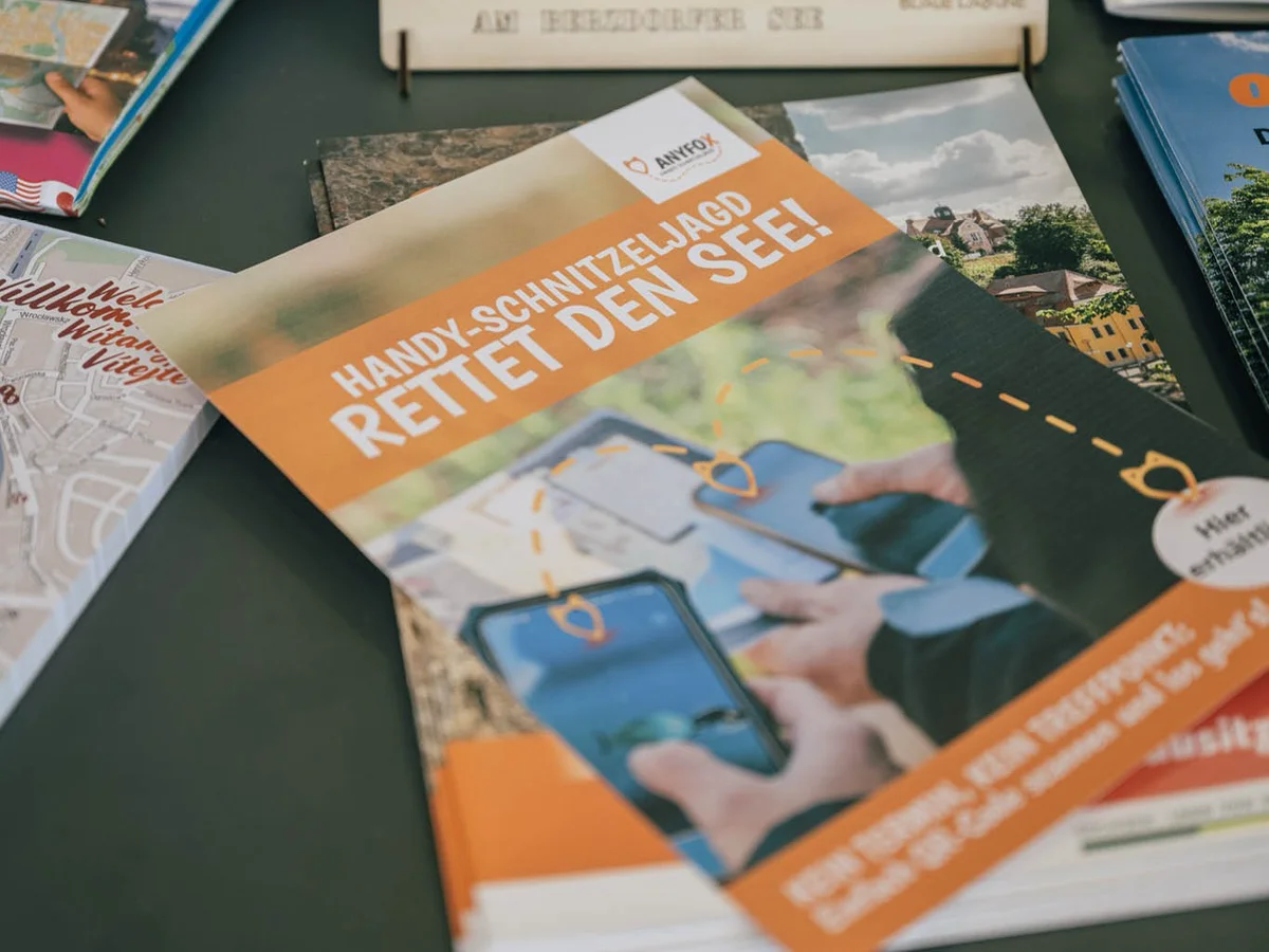Vorlagen für Flyer und Plakate zur Bewerbung einer Handy-Schnitzeljagd.