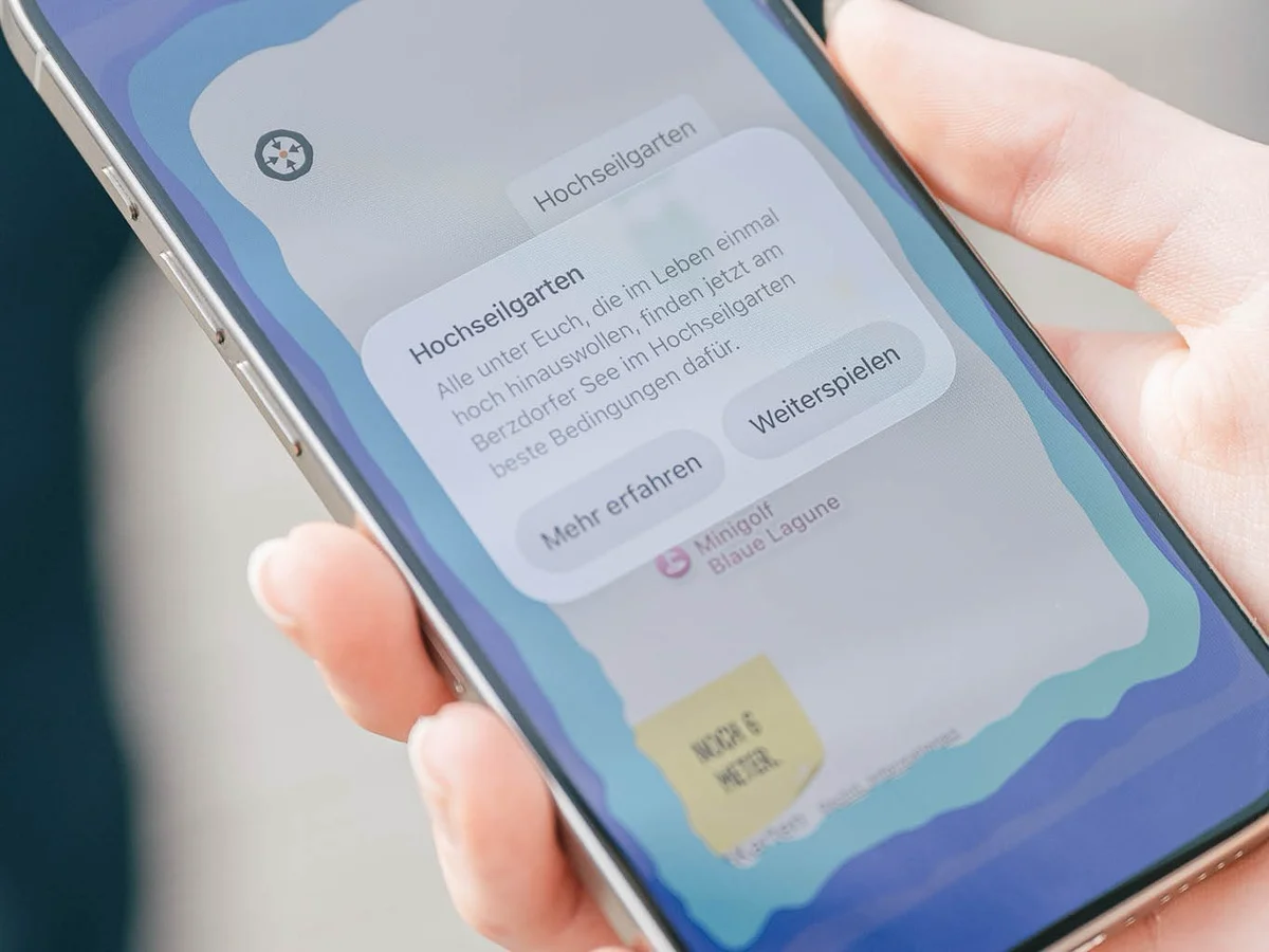 Jugendgruppe nutzt eine Handy-Schnitzeljagd mit Zusatzinfos zur Umgebung.