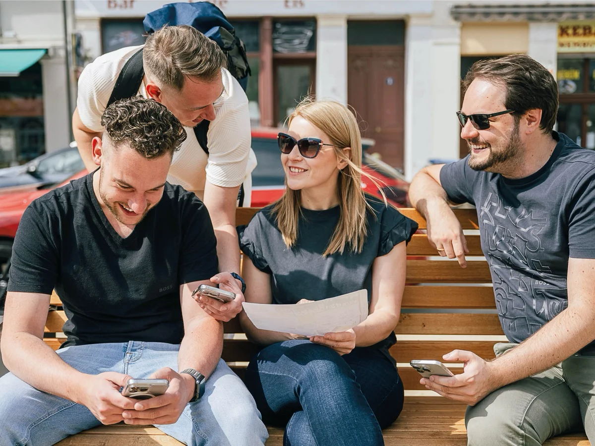 Du bist die Spielleiter:in und bereitest die Stadtführung für deine Freund:innen, Familie oder Kolleg:innen vor. Dabei stellst du zuerst die Wunschroute in unserem Individualisierungsportal zusammen – am besten mit Stationen wie einer Kirche, einem Markt, einem Park oder einer Turmuhr. Danach druckst du eure Schatzkarte aus (am besten eine pro 4 bis 5 Spieler:innen) ...