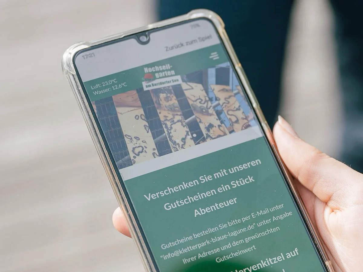 Dabei öffnet sich ein **In-App-Browser** mit weiterführenden Inhalten. Diese Inhalte können wir für Sie auf **anyfox.de** hinterlegen und bei Bedarf aktualisieren. Alternativ können Sie auf Ihre eigene Webseite oder auf Seiten von Partnern verlinken.