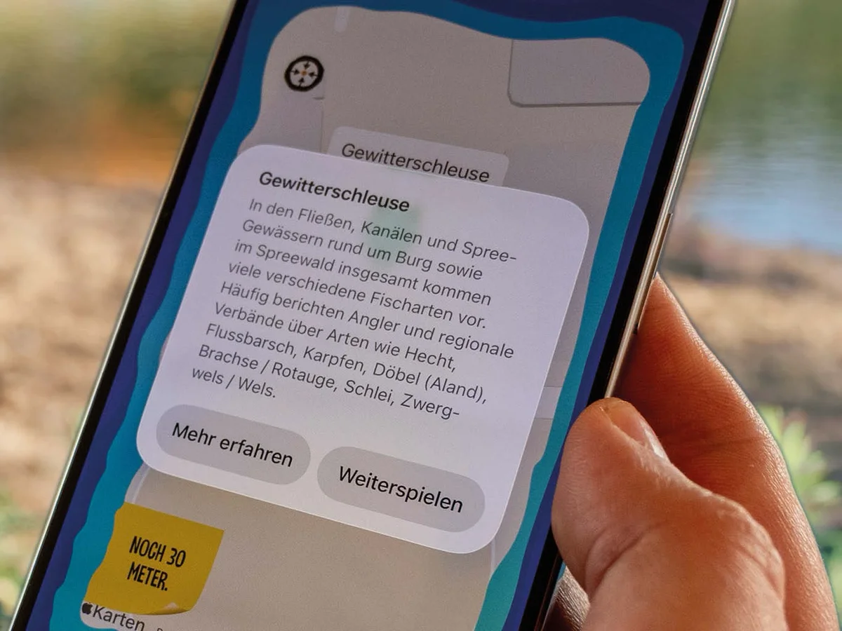 In der App wird zunächst ein kurzer Infotext als Overlay eingeblendet. Wenn noch mehr Inhalt vorhanden ist, können die Spieler:innen über **„Mehr Infos“** weiterlesen.