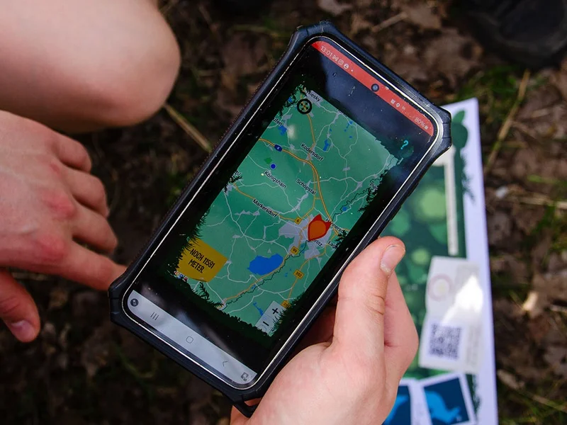 Die Stationen der Handy-Schnitzeljagd Zwischen den einzelnen Stationen zeigt die Anyfox-App an, wie weit es noch bis zur nächsten Station ist und wo diese auf der Karte liegt. Einen passenden Weg muss man selbst finden. Das ist für die Kinder, die eher die Nutzung von Navis als von Landkarten gewohnt sind, eine echte Herausforderung.