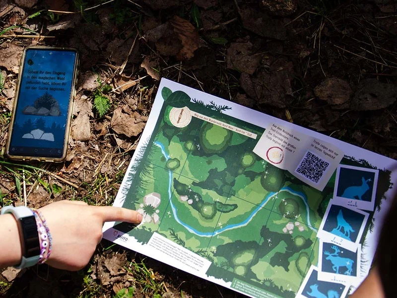 Das erste Rätsel der Schnitzeljagd im Wald Die Kinder erkennen relativ schnell, dass ein Teil der Lösung auf der Schatzkarte zu finden ist.