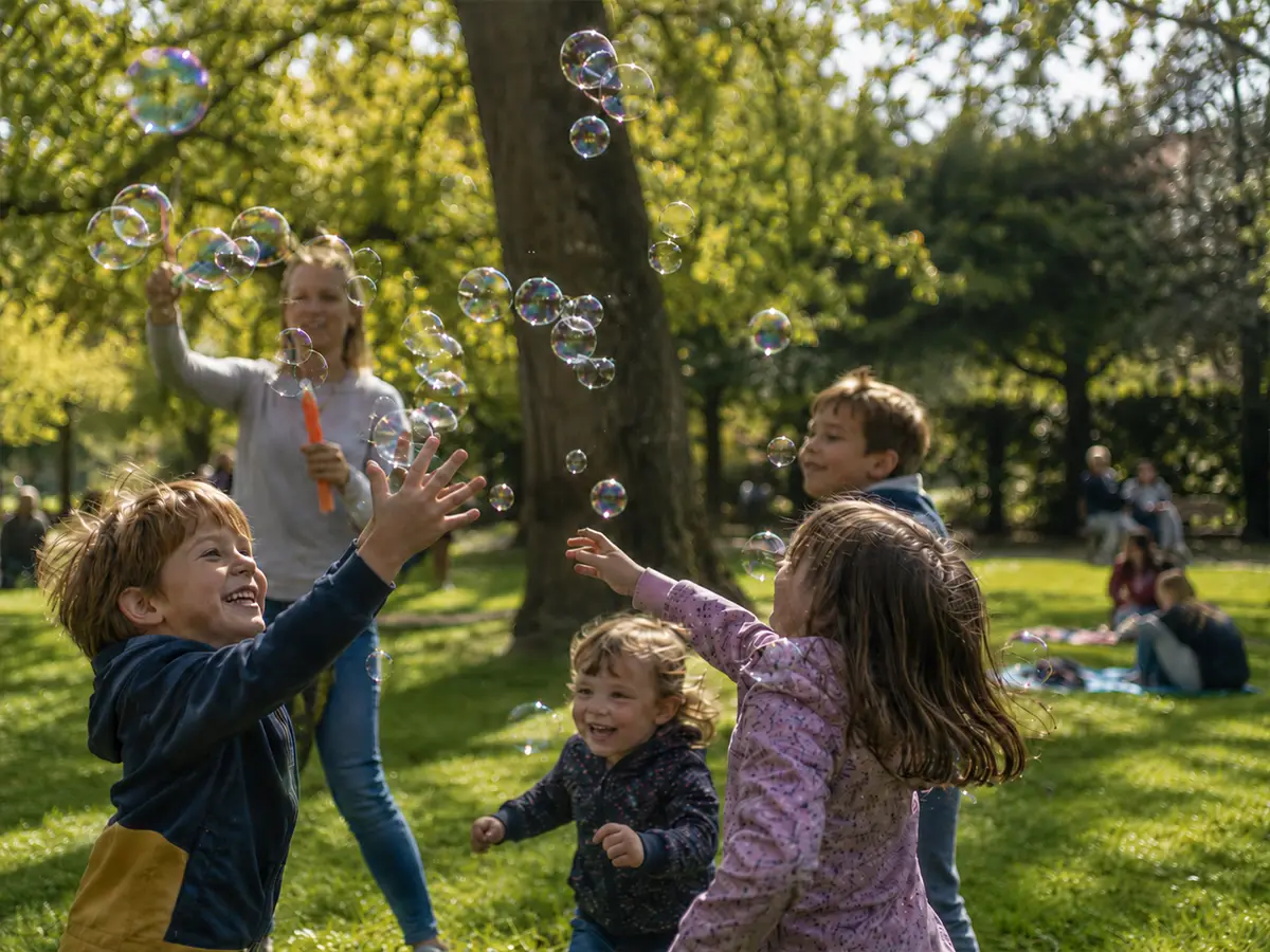 Spiele im Park mit Kindern